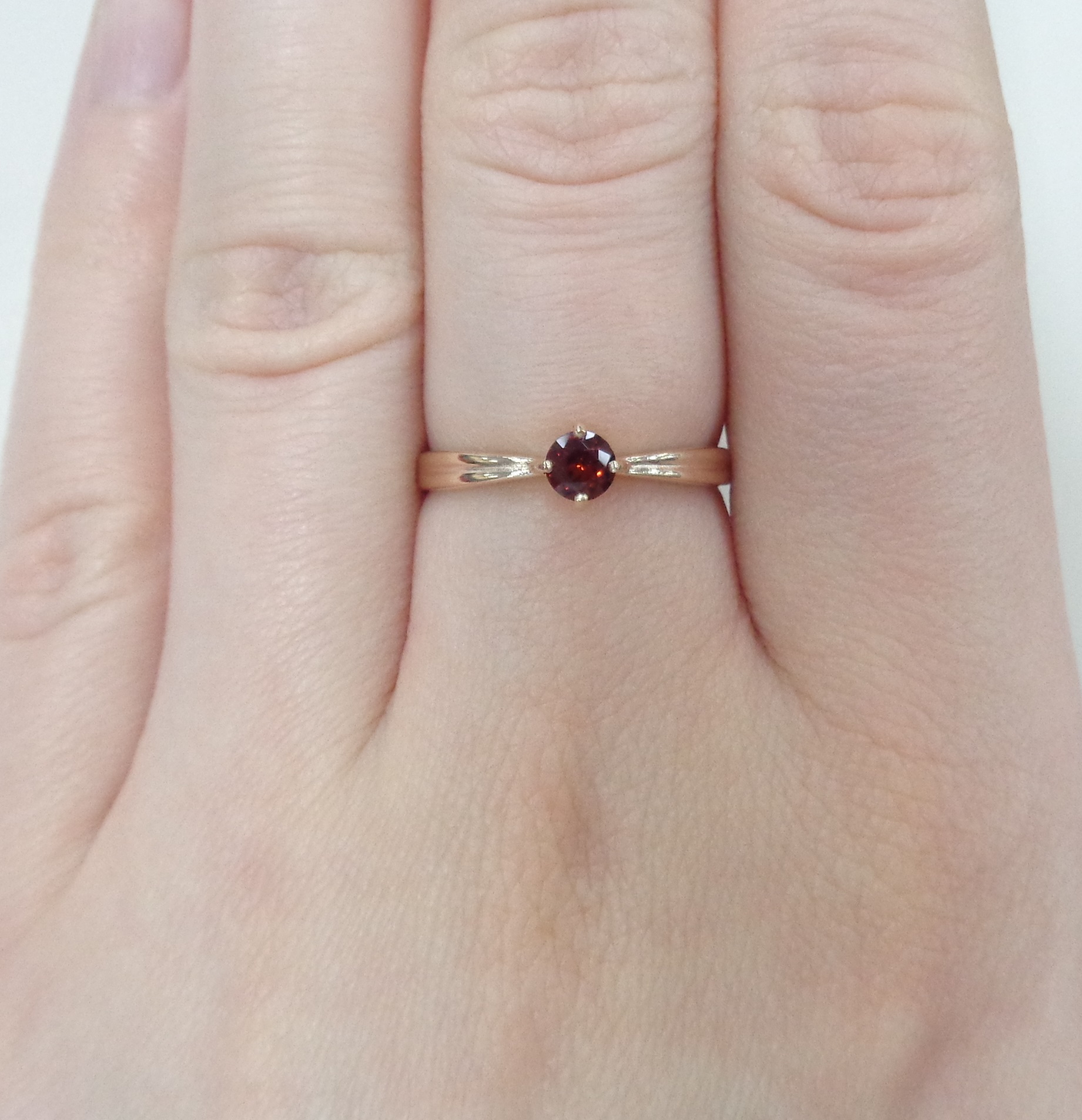 Серебряное кольцо с гранатом